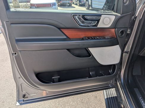 Used 2021 Lincoln Navigator Reserve w/ Luxury Package AWD/4WD image 12