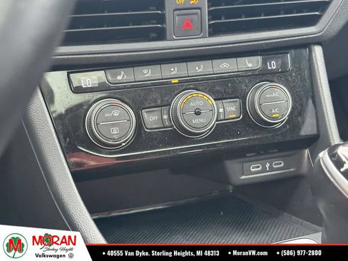 Certified 2023 Volkswagen Jetta SE w/ Panoramic Sunroof Package FWD image 23