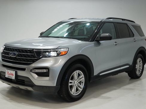 Used 2024 Ford Explorer XLT w/ Equipment Group 202A AWD/4WD image 3