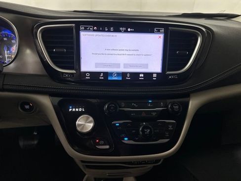 Used 2023 Chrysler Pacifica Touring-L image 21