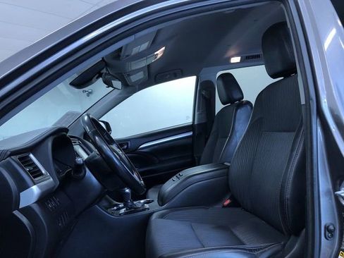 Used 2017 Toyota Highlander Plus AWD/4WD image 19