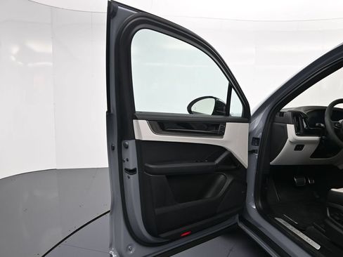 Used 2024 Porsche Cayenne Turbo AWD/4WD image 16