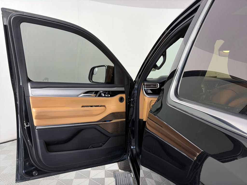 Used 2023 Jeep Grand Wagoneer Series III AWD/4WD image 10
