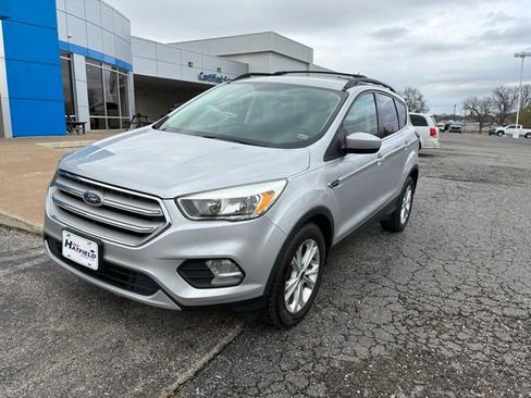 Used 2018 Ford Escape SE w/ SE Sync 3 Package image 2
