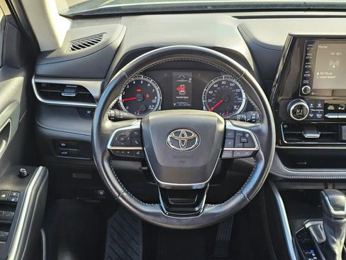 Used 2021 Toyota Highlander LE image 18