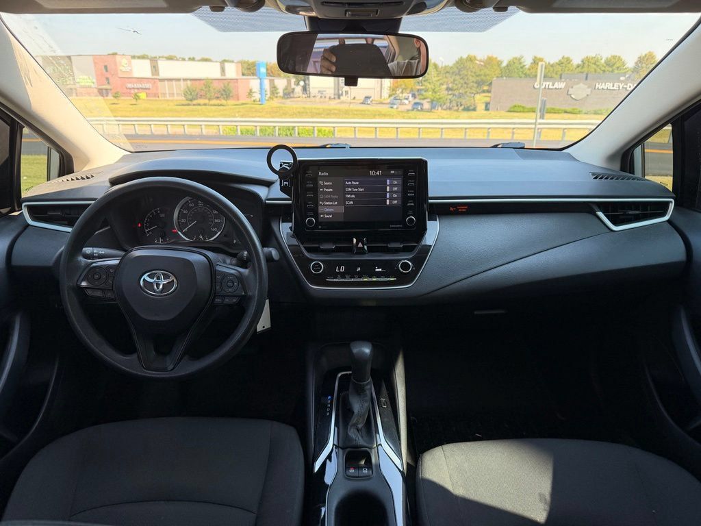 Used 2021 Toyota Corolla LE FWD image 3
