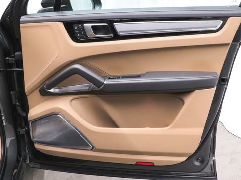 Used 2022 Porsche Cayenne Turbo image 21