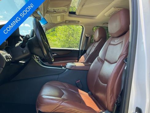 Used 2019 Cadillac Escalade Luxury AWD/4WD image 2