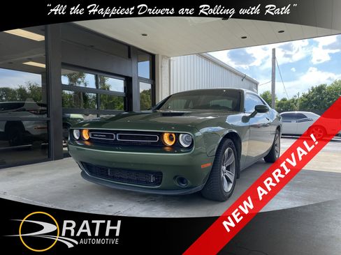 Used 2019 Dodge Challenger SXT RWD image 3