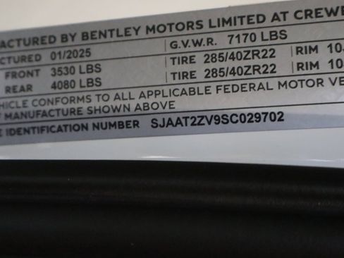 Used 2025 Bentley Bentayga image 41