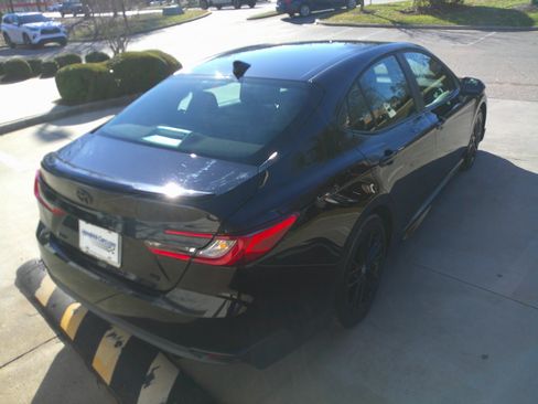 Used 2025 Toyota Camry SE image 13