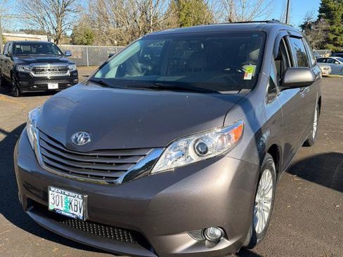 Used 2017 Toyota Sienna XLE Premium image 3