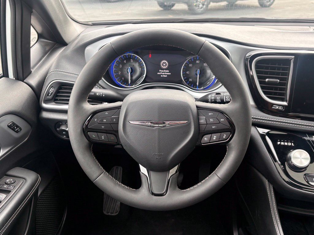 Used 2025 Chrysler Pacifica Limited FWD image 18