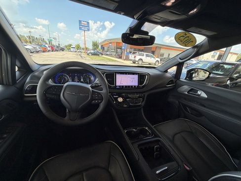 Used 2025 Chrysler Pacifica Limited FWD image 14