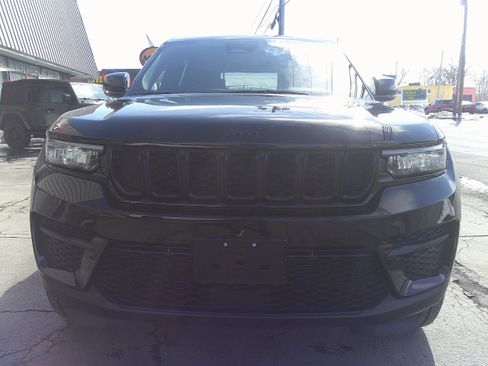 Used 2023 Jeep Grand Cherokee Altitude image 10