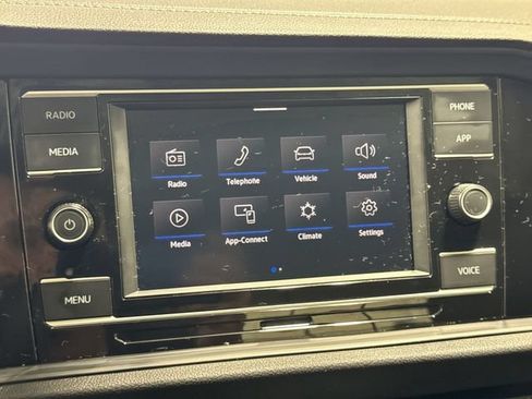 Used 2024 Volkswagen Jetta SE FWD image 17