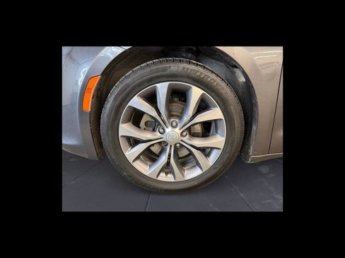 Used 2018 Chrysler Pacifica Limited w/ Tire & Wheel Group FWD image 10