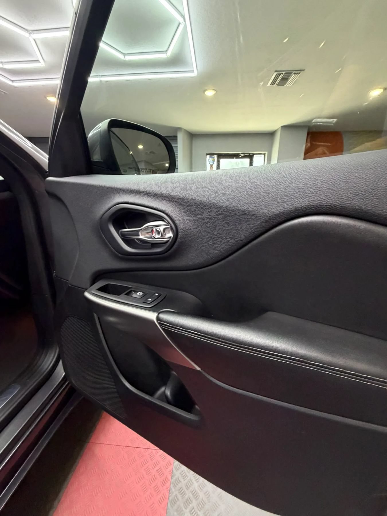 Used 2019 Jeep Cherokee High Altitude AWD/4WD image 32