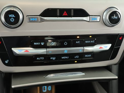 Certified 2024 Ford Explorer XLT w/ Equipment Group 202A image 15