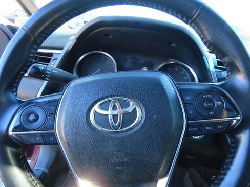 Used 2018 Toyota Camry XLE image 23