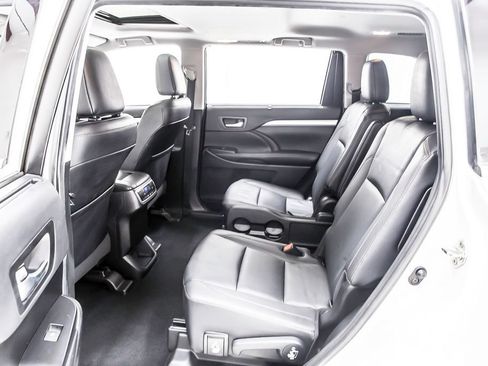 Used 2019 Toyota Highlander XLE AWD/4WD image 29
