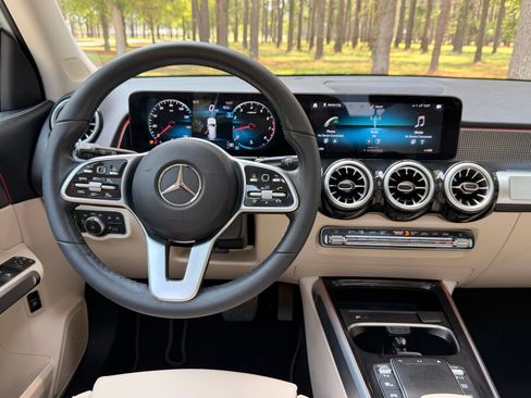 Used 2022 Mercedes-Benz GLB 250 image 3