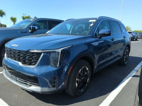 Certified 2024 Kia Sorento S w/ Panoramic Sunroof Package image 3