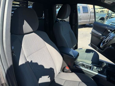 Used 2016 Toyota Tacoma TRD Sport image 18