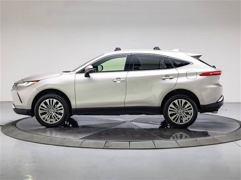 Used 2022 Toyota Venza XLE AWD/4WD image 2