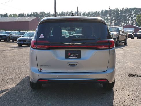 Used 2024 Chrysler Pacifica Touring-L FWD image 5