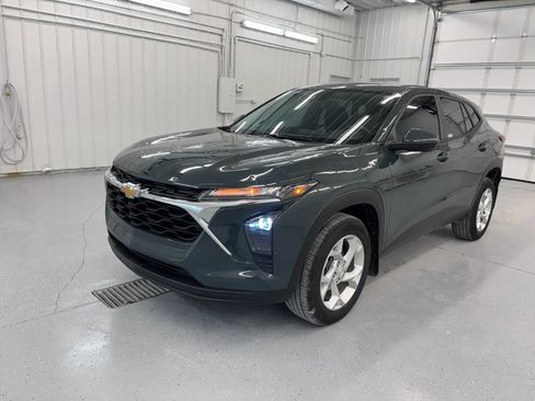 Used 2025 Chevrolet Trax LS w/ LS Convenience Package FWD image 13