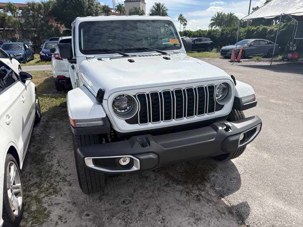 Used 2025 Jeep Wrangler Unlimited Sahara AWD/4WD image 2