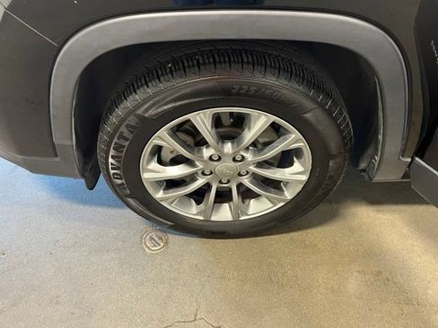 Used 2019 Jeep Cherokee Latitude Plus FWD image 30
