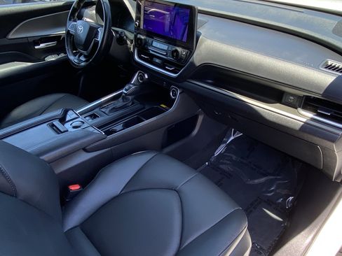 Certified 2025 Toyota Grand Highlander AWD image 9