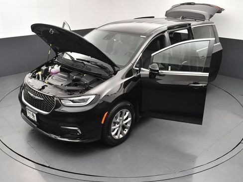 Used 2025 Chrysler Pacifica Select AWD/4WD image 28