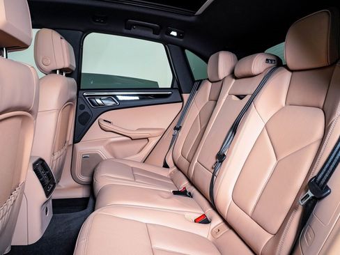 Certified 2025 Porsche Macan image 17