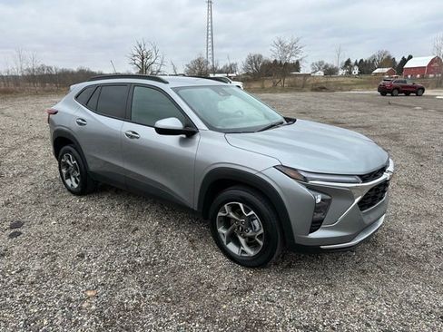 Used 2025 Chevrolet Trax LT image 8