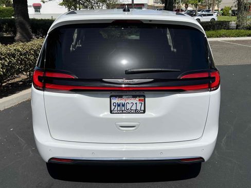 Used 2023 Chrysler Pacifica Touring-L image 51