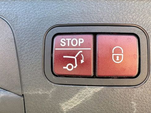 Used 2018 Mercedes-Benz GLC 300 4MATIC image 28