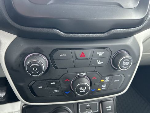 Used 2021 Jeep Renegade Latitude w/ Convenience Group image 31