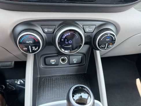 Used 2025 Hyundai Venue SEL FWD image 21