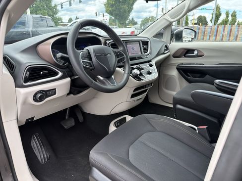 Used 2023 Chrysler Voyager LX FWD image 9