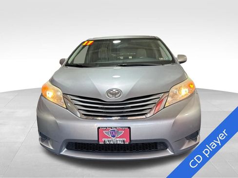 Used 2017 Toyota Sienna LE AWD/4WD image 2