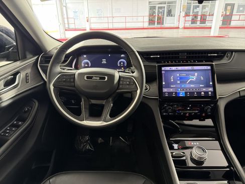 Used 2023 Jeep Grand Cherokee Limited image 16