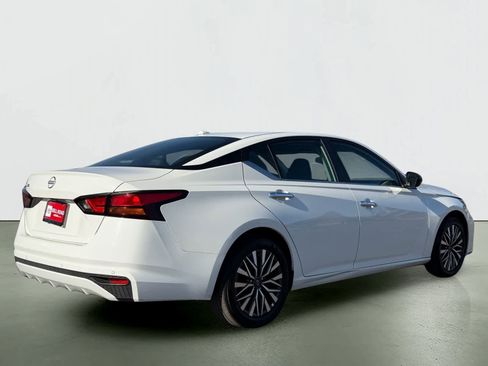 Used 2025 Nissan Altima 2.5 SV FWD image 4