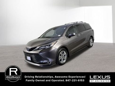 Used 2023 Toyota Sienna Platinum image 2