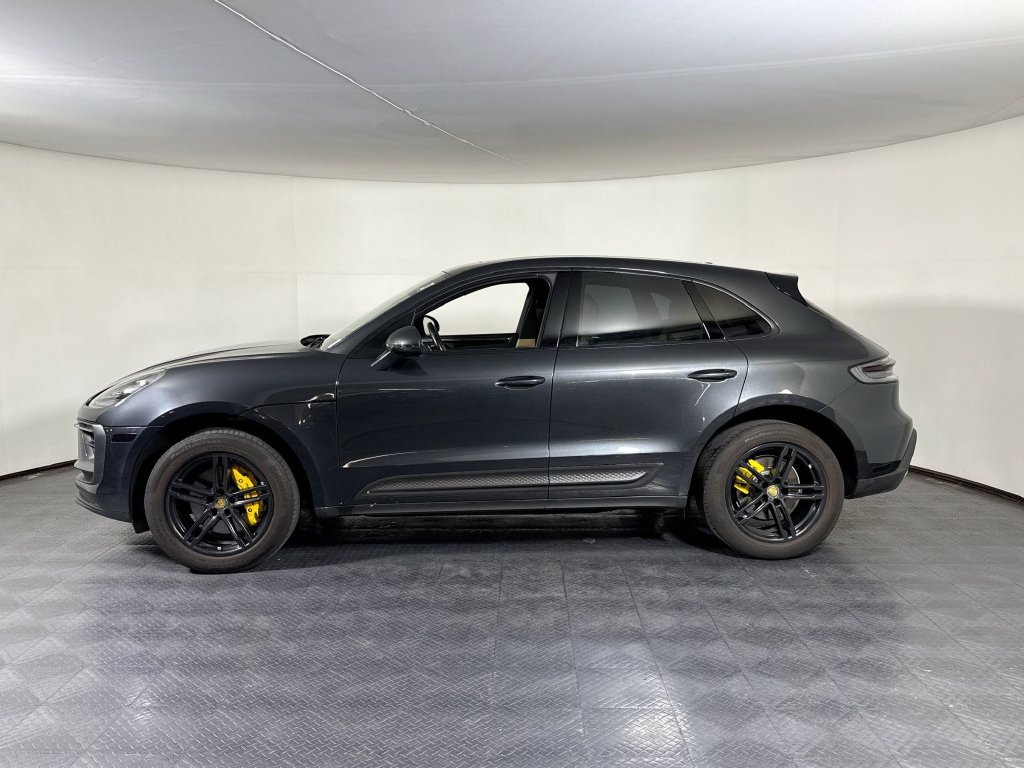 Certified 2023 Porsche Macan AWD/4WD image 2