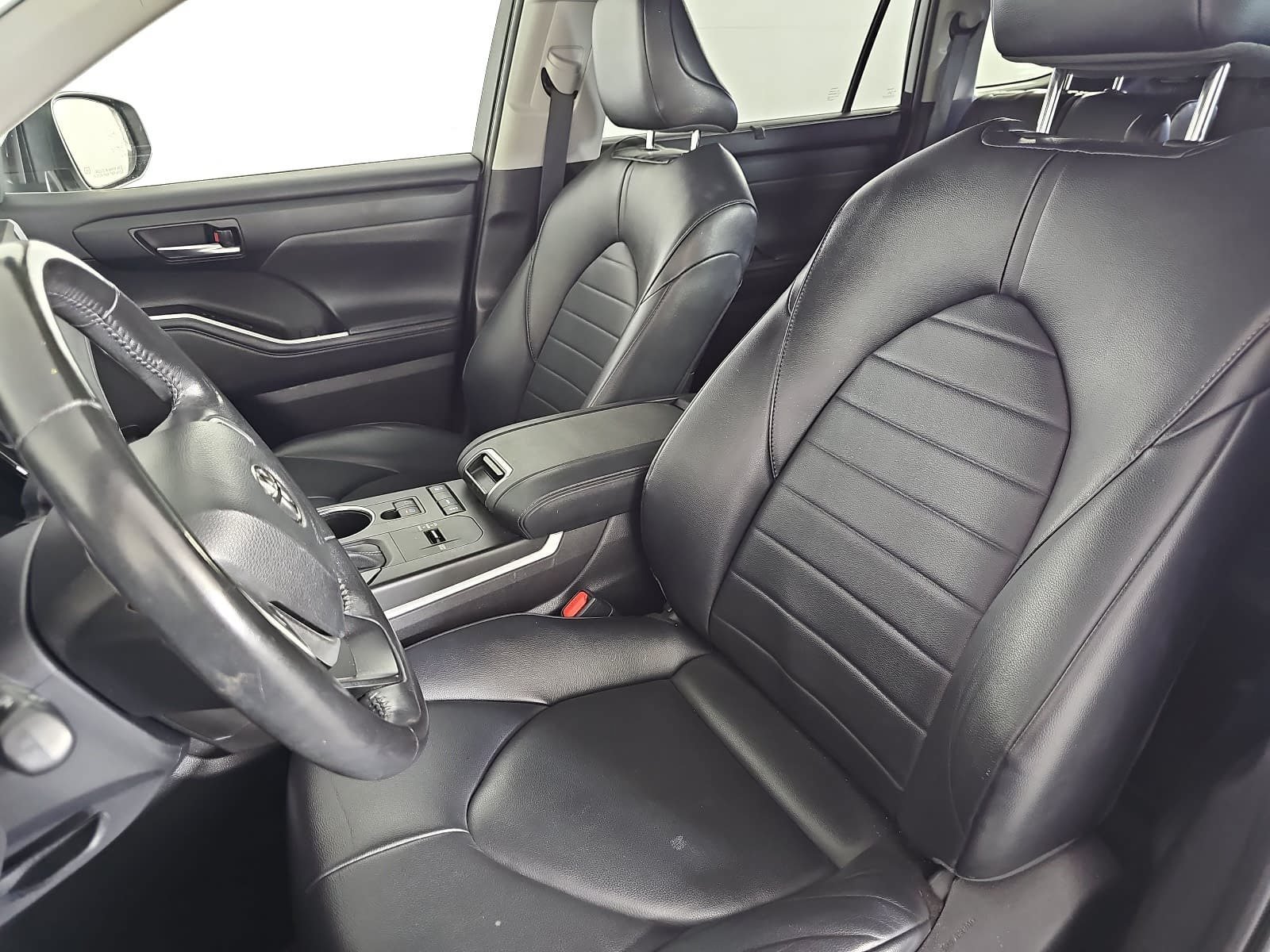 Used 2022 Toyota Highlander XLE FWD image 15