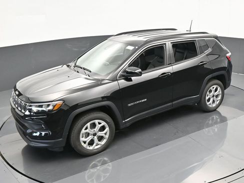Used 2025 Jeep Compass Latitude image 38