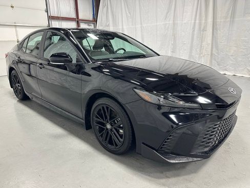 Used 2025 Toyota Camry SE image 1
